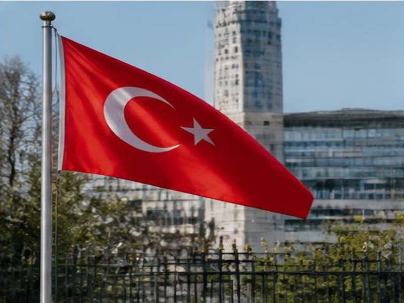 Türk bayrağı önünde göreve bağlılık mesajı — Türk bayrağı önünde mesaj