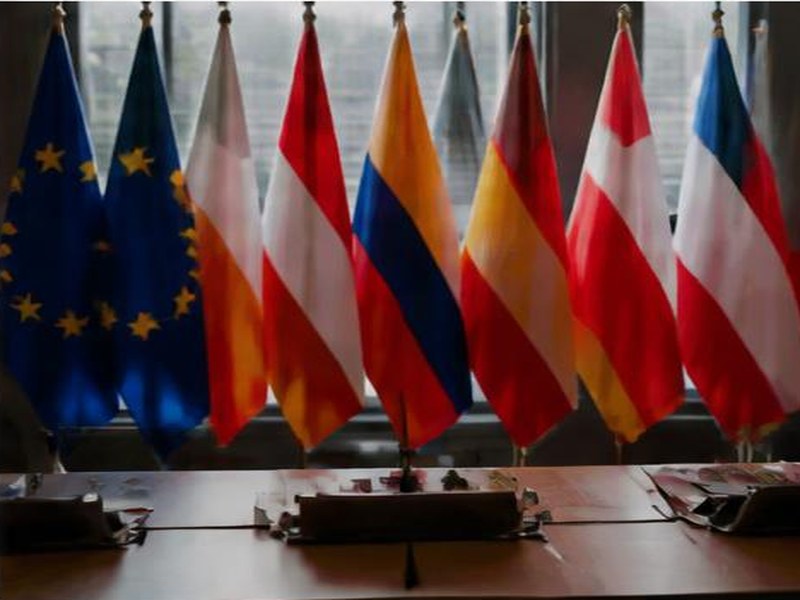 Yabancı bayraklar önünde diplomatik zirve — Diplomatik bayraklar