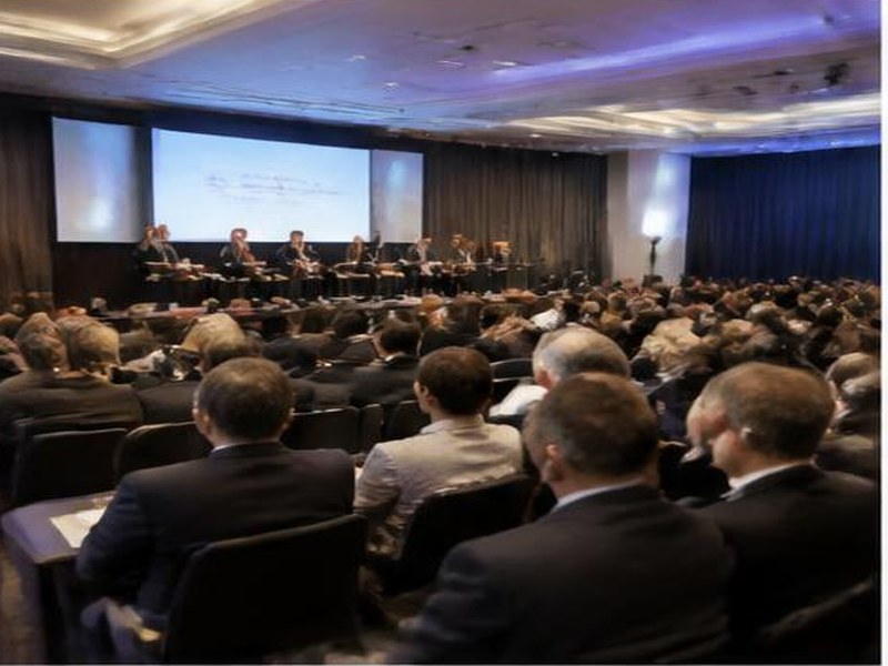 Konferans salonunda tam katılım — Konferans salonu