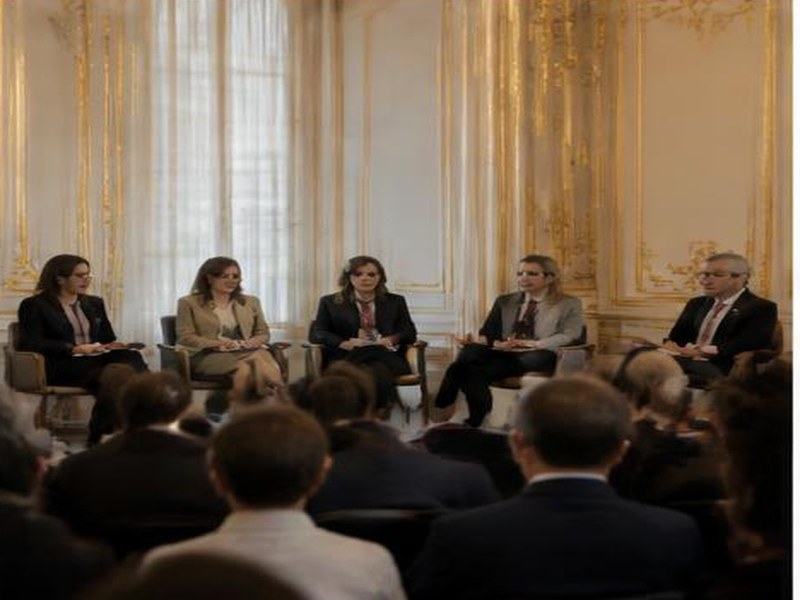 Paris'te yasal göç paneline katıldı — Paris yasal göç paneli